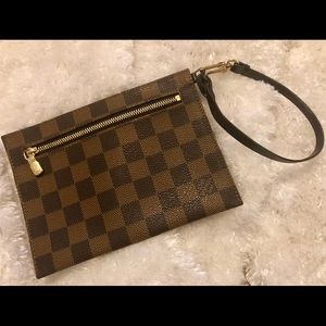 Like new authentic Louis Vuitton pouch!! 5x7